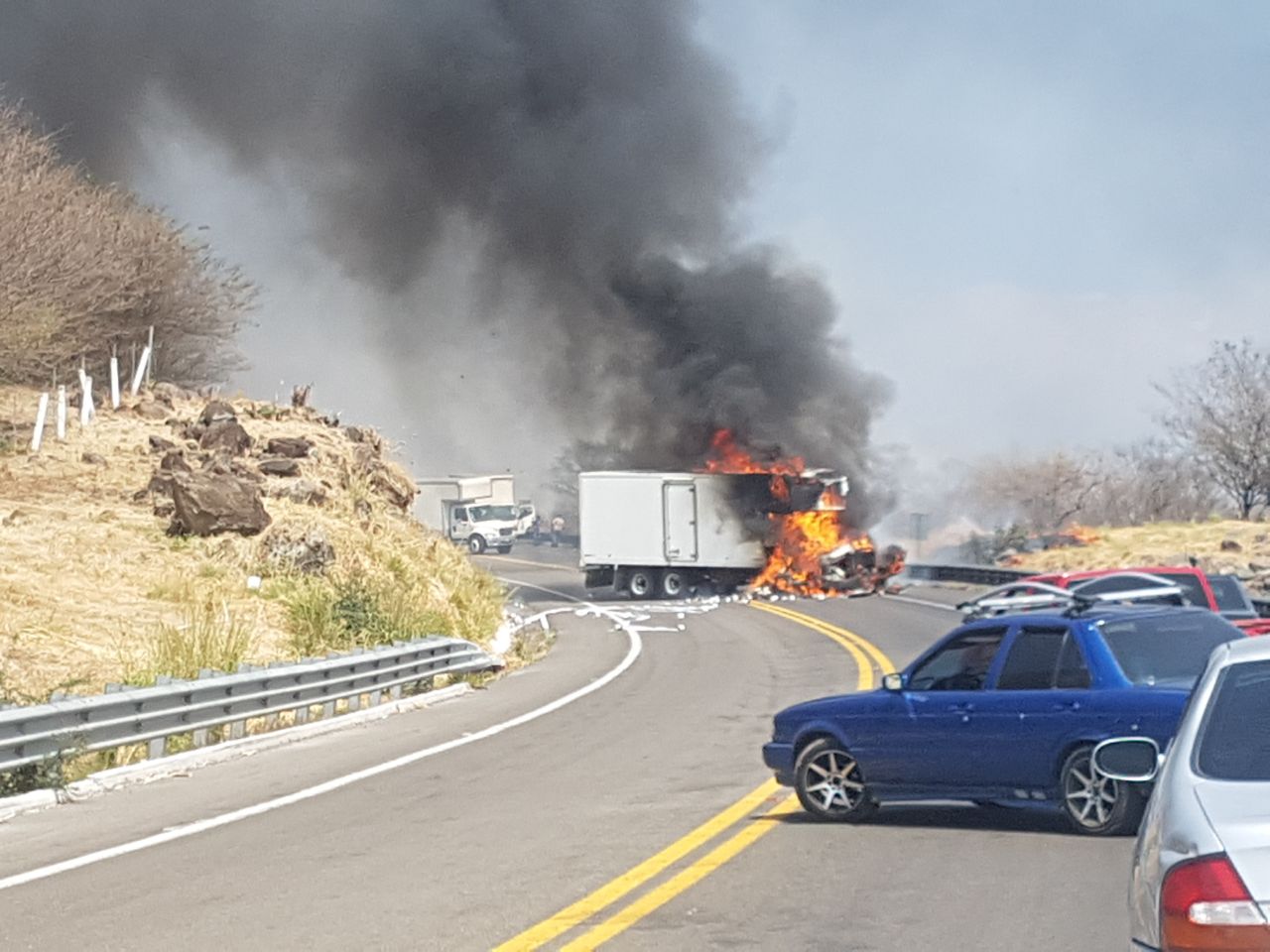  Presunta detención provoca bloqueos y quema de vehículos en Tierra Caliente