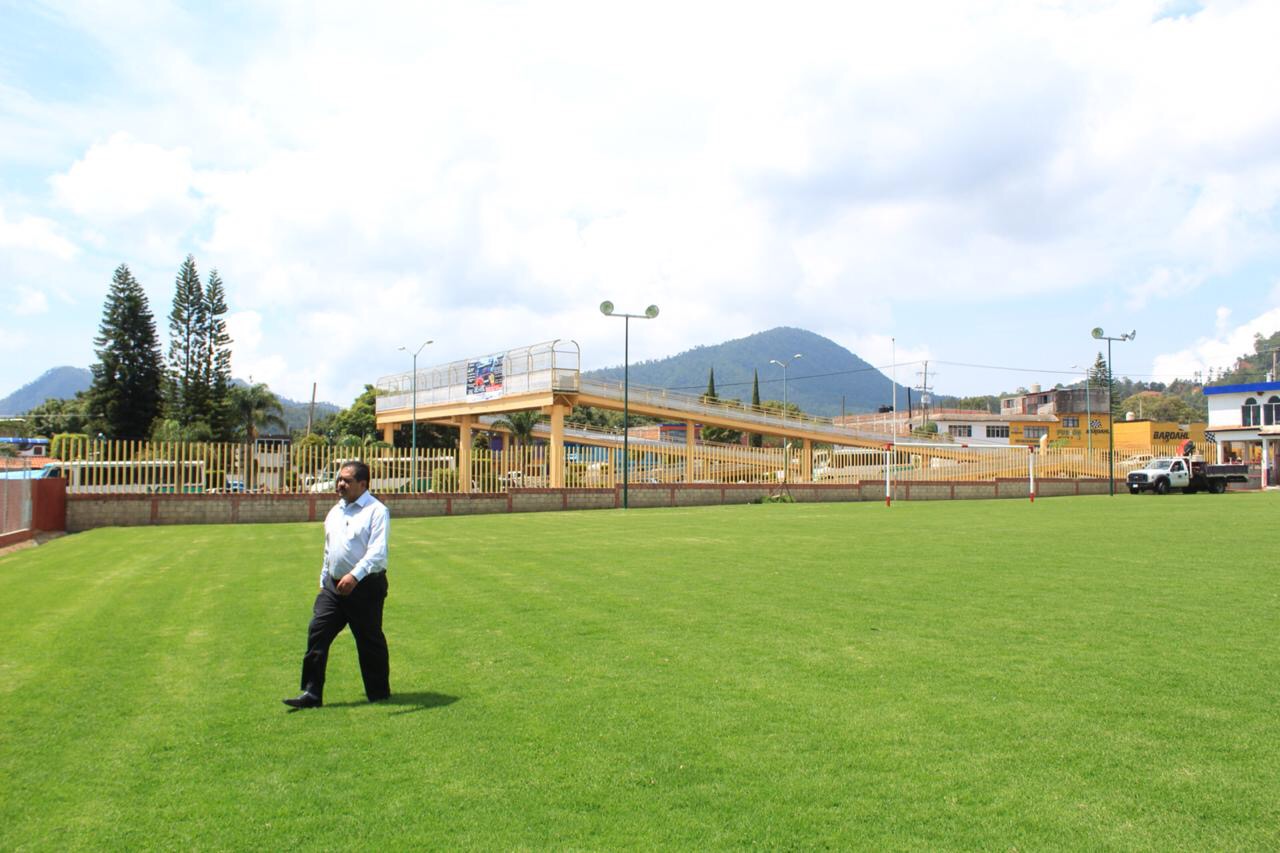  Lupillo Aguilera supervisa avances de iluminación en Unidad Deportiva de Madero
