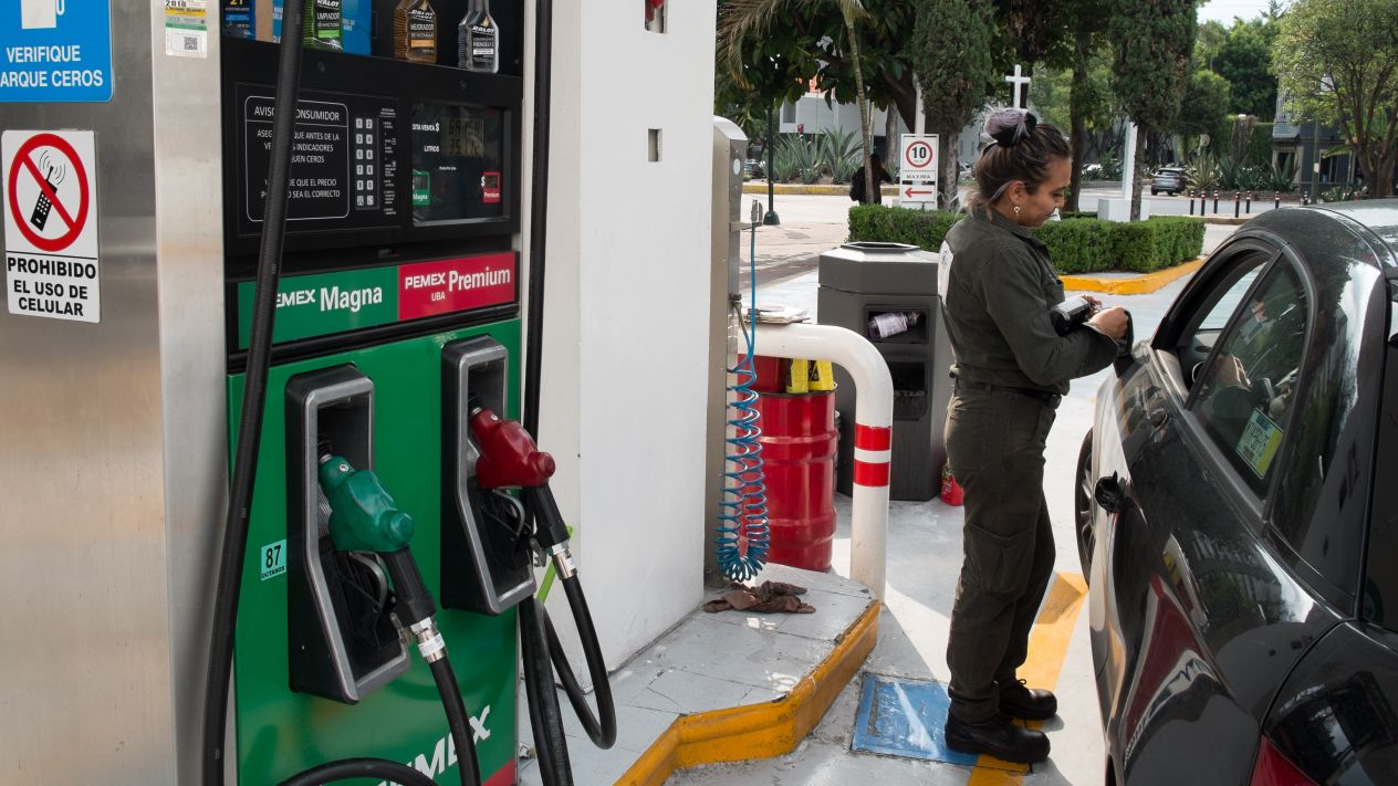  Gasolineros no bajan precios pese a la estabilización del precio del barril