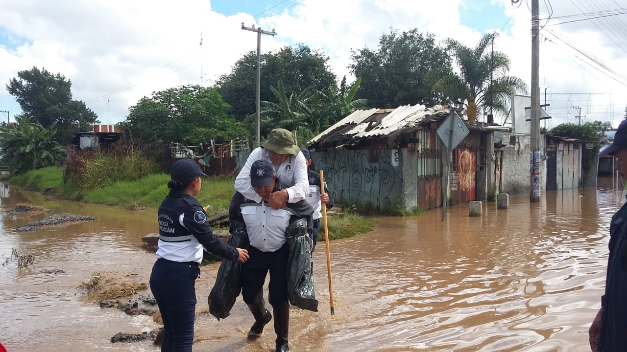  Vigilancia nocturna de la SSP en zonas afectadas por lluvias en Morelia