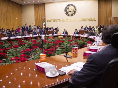  Reciben 10 consejeros del INE último aguinaldo de… $350 mil