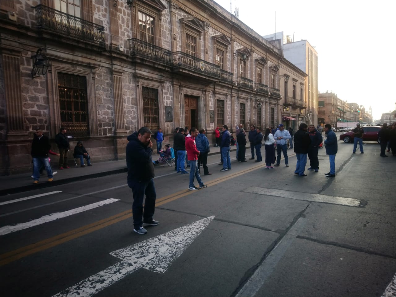  SUEUM ejerce presión y bloquea la Avenida Madero