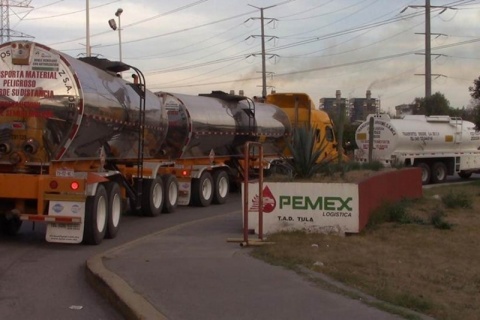  Pipas abarrotan refinería en Hidalgo y Guanajuato en busca de gasolina