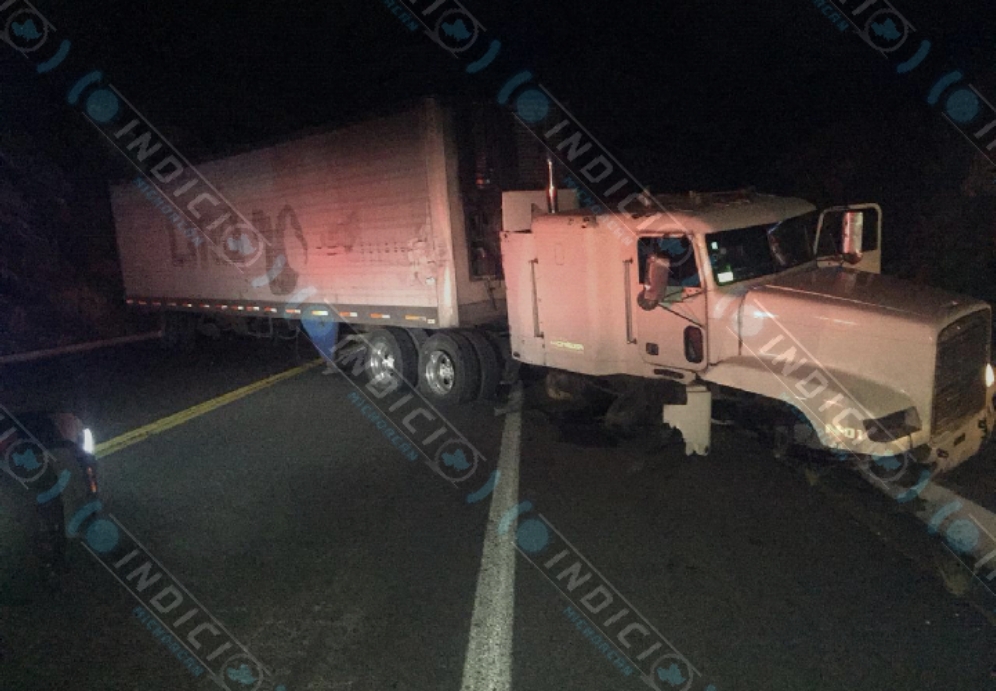  Tráiler se accidenta en la “Siglo XXI” y genera embotellamiento