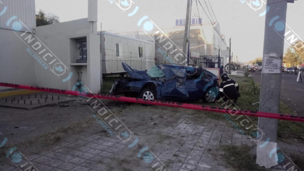  Automovilista muere al chocar contra plataforma de tráiler, en Morelia