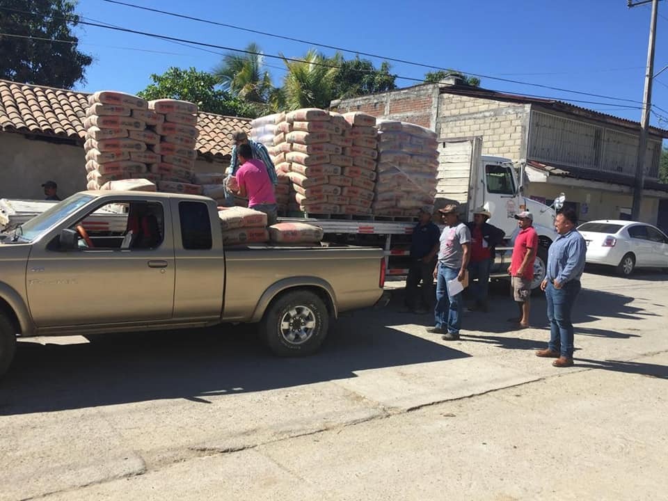  Lupillo Aguilera entrega cemento a familias de Nocupétaro