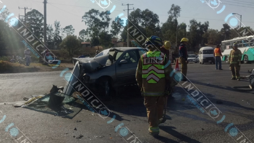  Un muerto y 3 heridos en encontronazo entre auto contra tráiler cementero en la Morelia-Pátzcuaro