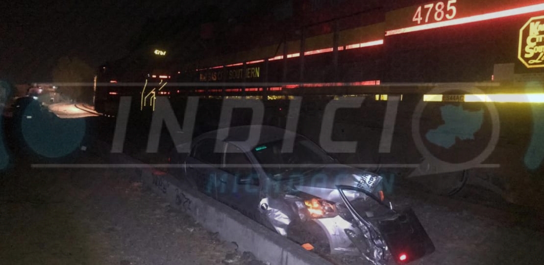  Automovilista queda herido tras ser embestido por el tren en Morelia