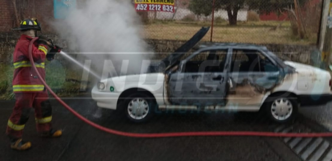  En Uruapan, sujetos queman taxi con un  cuerpo adentro y le dejan narcomensaje