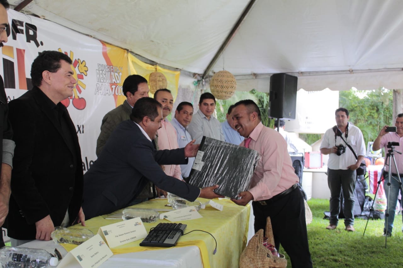  Hace entrega histórica de apoyos Lupillo Aguilera en favor de la población de los municipios del Distrito de Pátzcuaro