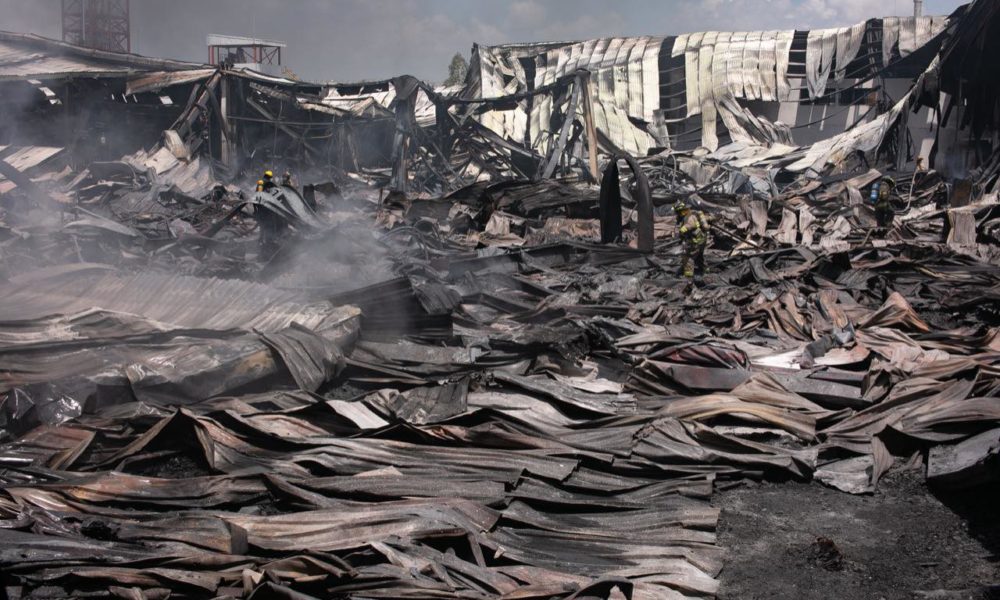  Urge maquinaria pesada para apagar por completo incendio de bodega