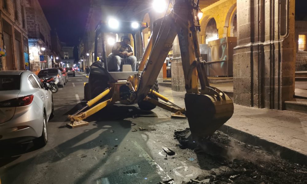  En horario nocturno, Gobierno de Morelia inició el reencarpetamiento de la calle Abasolo