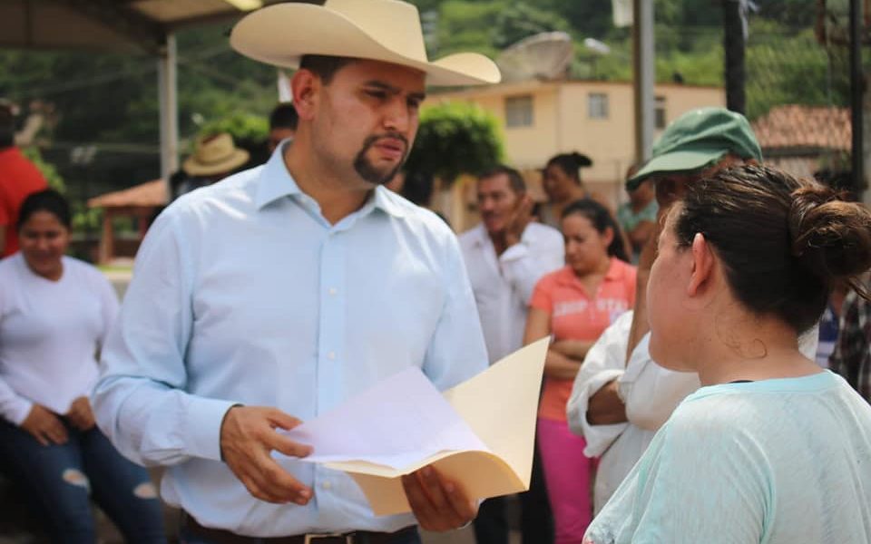  Entrega Octavio Ocampo apoyos para las viviendas a población de escasos recursos en Tzitzio