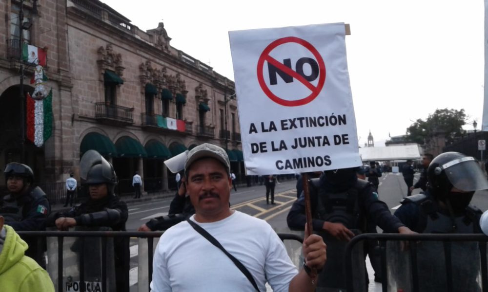  Pese a operativo, empleados de la JC se manifiestan en el Centro de Morelia