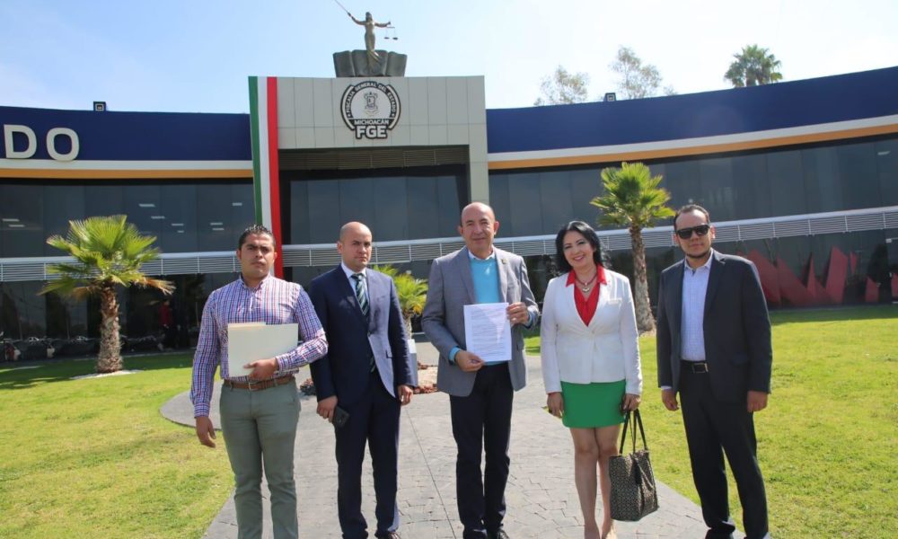  Presenta Alberto Frutis denuncia por daños al honor