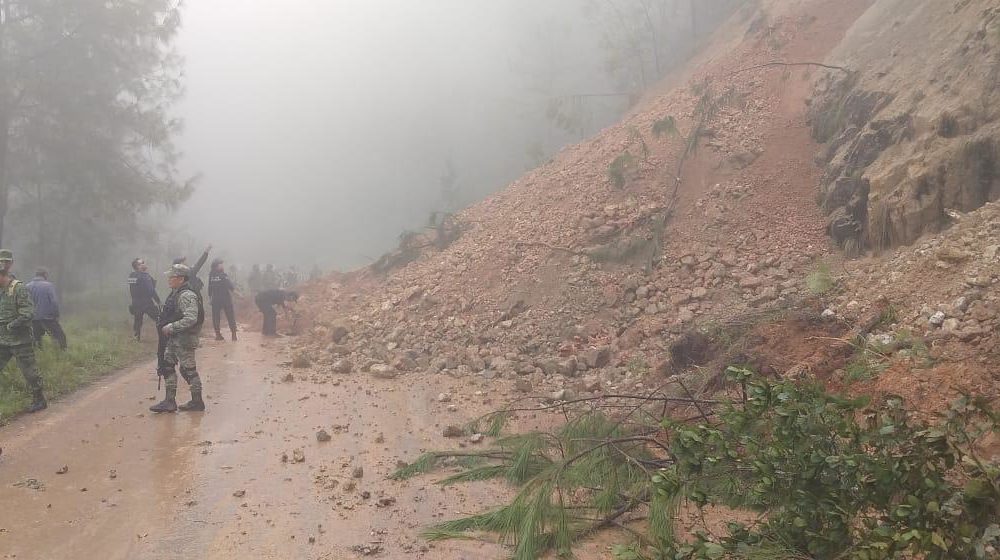  Atienden SSP y Sedena derrumbe en carretera Chinicuila-Aquila