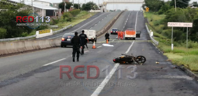  Motociclista fallece al ser atropellado en la carretera Cuatro Caminos-Apatzingán