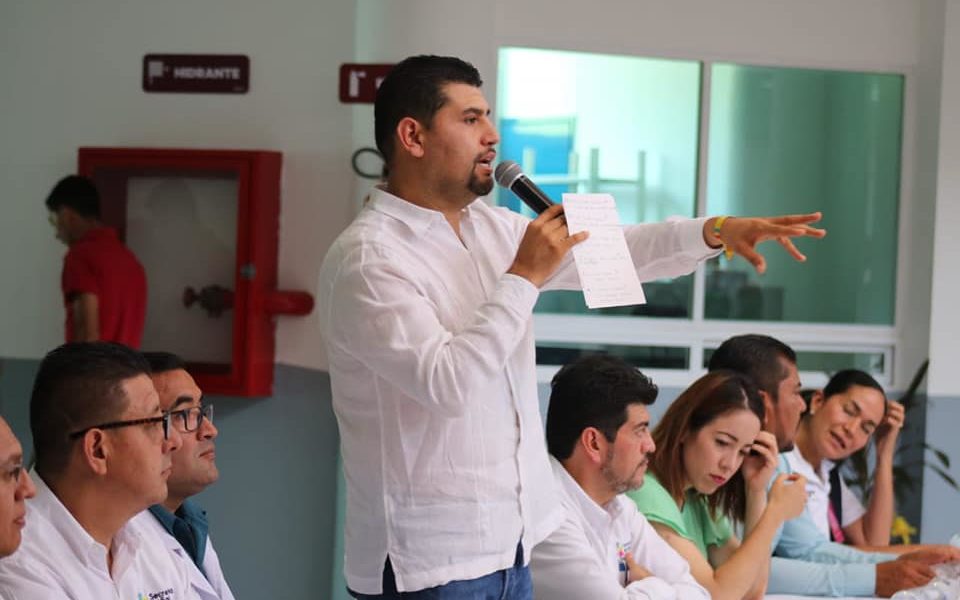  Octavio Ocampo participa en campaña de salud y visita escuelas en Tuzantla