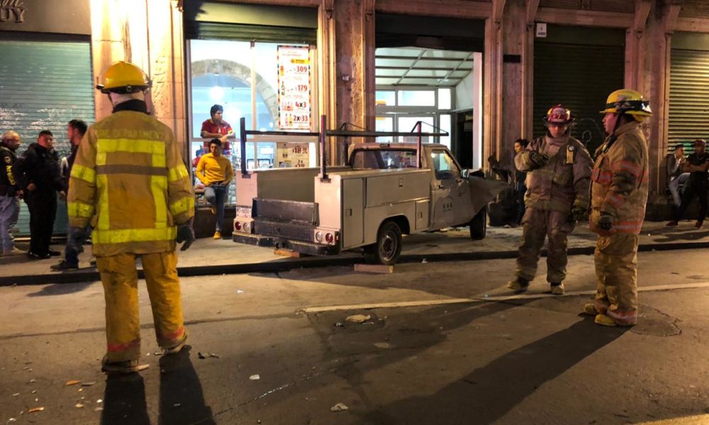  Choca con dos vehiculos y termina en la “Inmune”