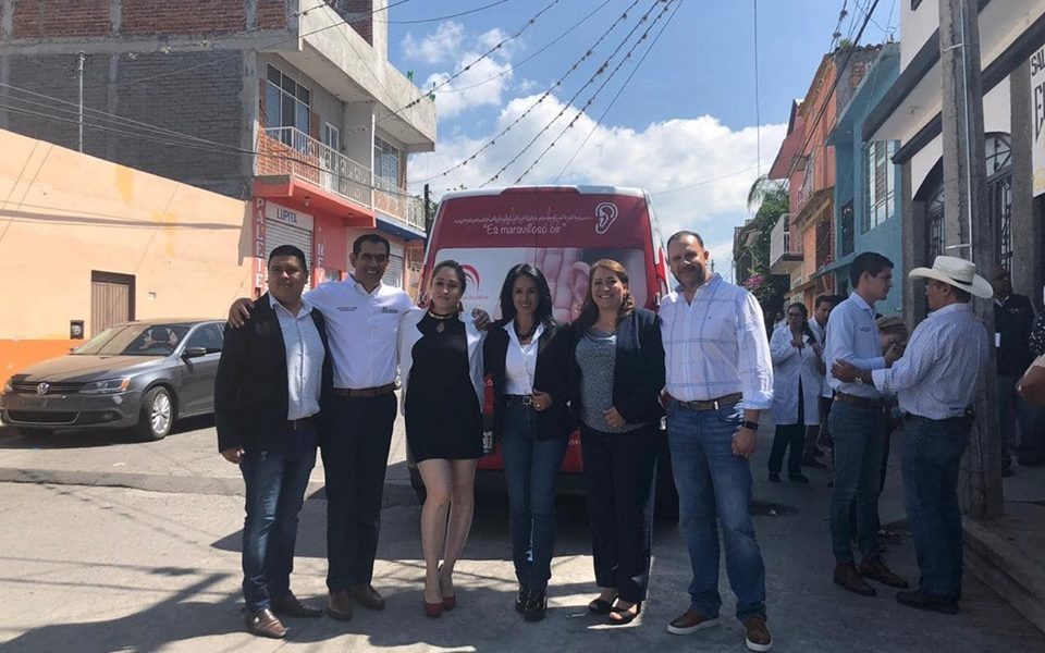  Entrega Lucila Martínez e Ismael Sigala apoyos a la población de Huandacareo