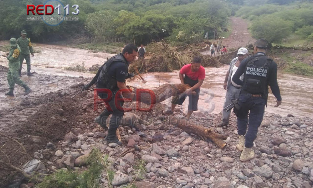  Realizan SSP y Sedena labores de apoyo por desbordamiento de río, en Turicato