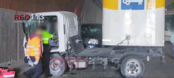  Se accidenta camión Coppel en el distribuidor vial de salida a Quiroga