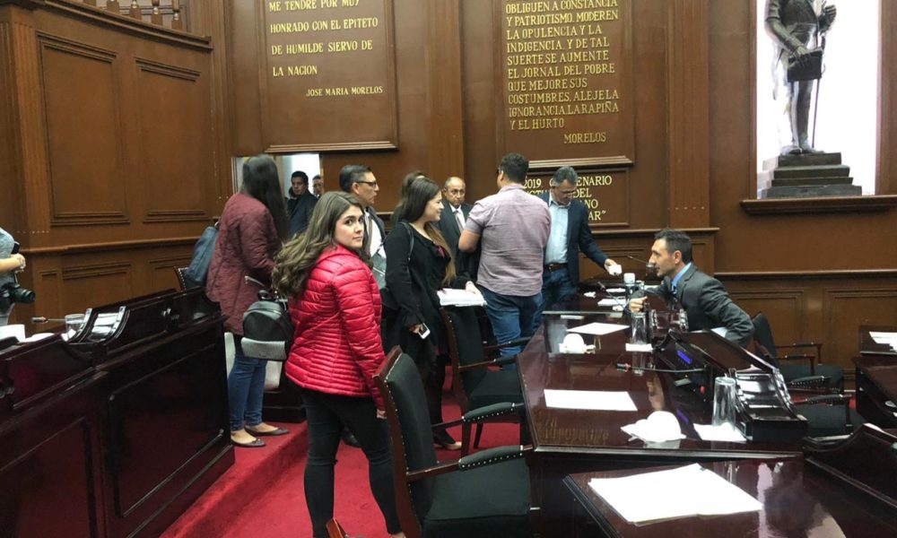  Transportistas causan pánico en el Congreso del Estado b