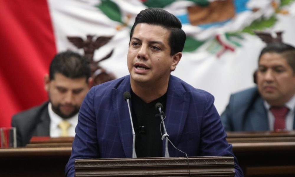  Por decirle que tiene “diminuto cerebro”, Diputado exigió a su compañera que se disculpara