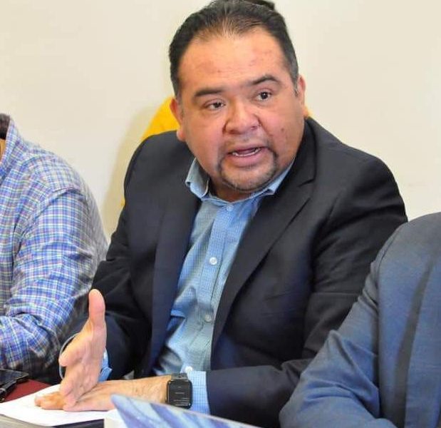  Tony Martínez va por simplificar los trámites para que las jefas de familia adquieran viviendas