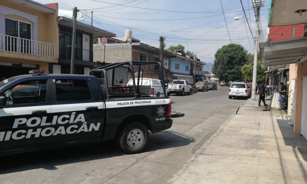  Hombre es asesinado a balazos en una vecindad en Uruapan