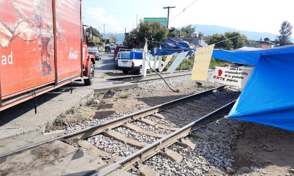  Mantiene CNTE bloqueo a las vías férreas en el estado