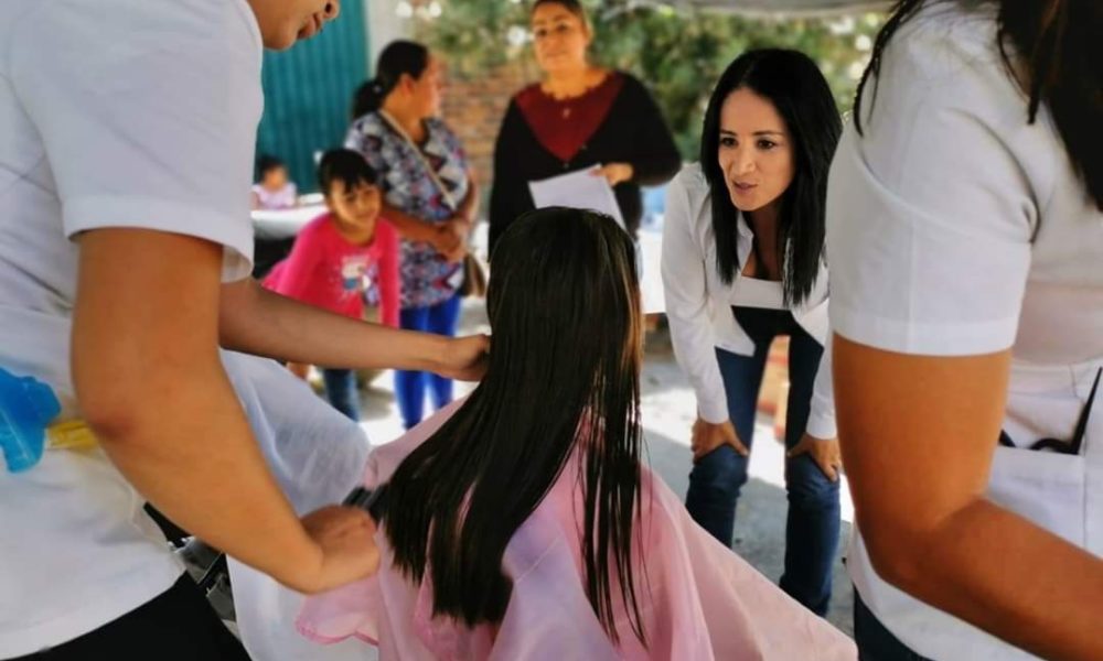  Lucila Martínez entrega apoyos alimentarios en Huandacareo