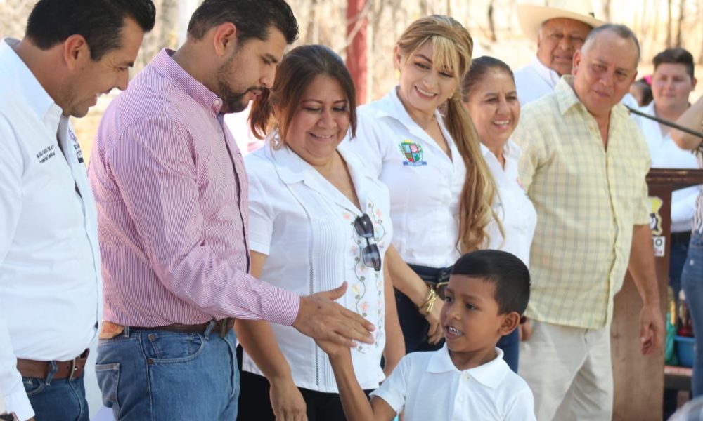  Octavio Ocampo asiste a entrega de obras educativas en comunidades de Huetamo