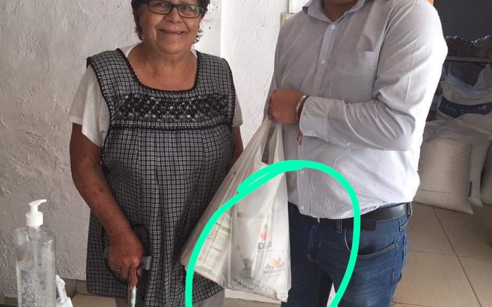 Diputado de Morena entrega despensas de Gobierno del estado, como suyas.