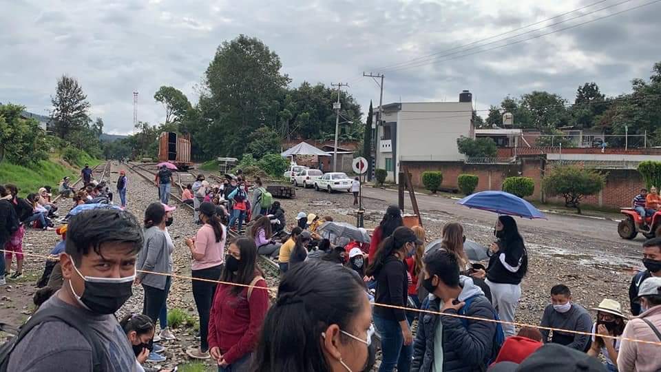 Normalistas bloquean vías férreas 1 fda75f67 34d3 46ba bfdb cf16e3b39f92