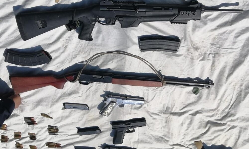  A través de Operación Conjunta Michoacán, se detuvo a 5 personas en posesión de 5 armas, 147 cartuchos y droga