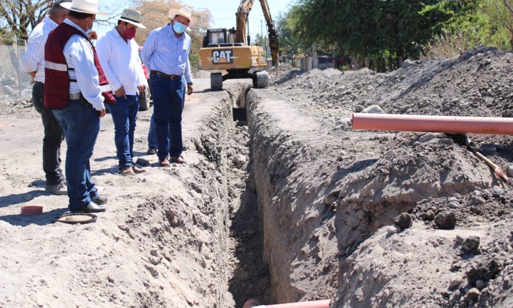  Feliciano Flores supervisa construcción de drenaje en Parácuaro.