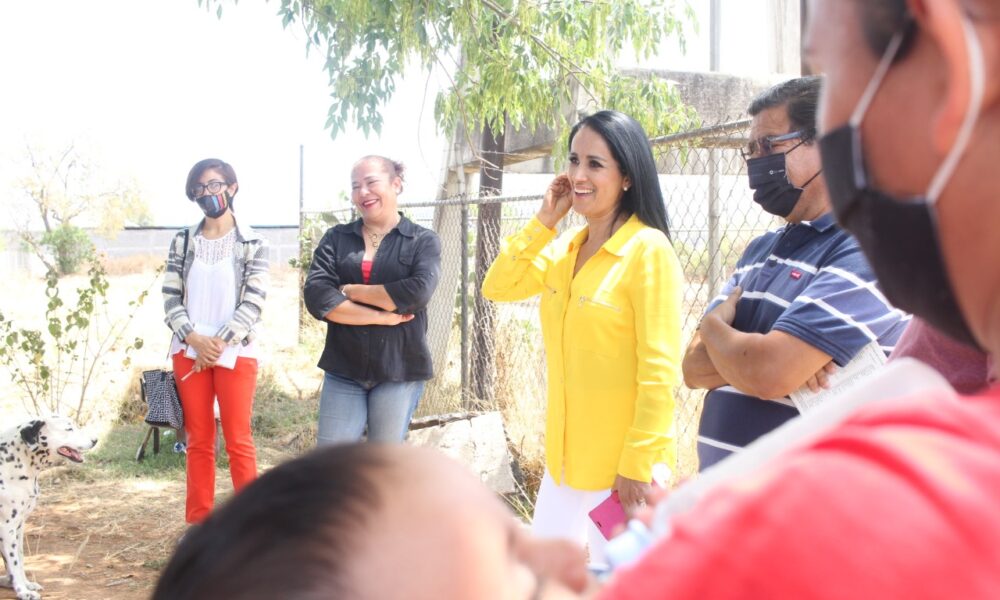  Se reúne Lucila Martínez con pobladores de San Juanito Itzícuaro