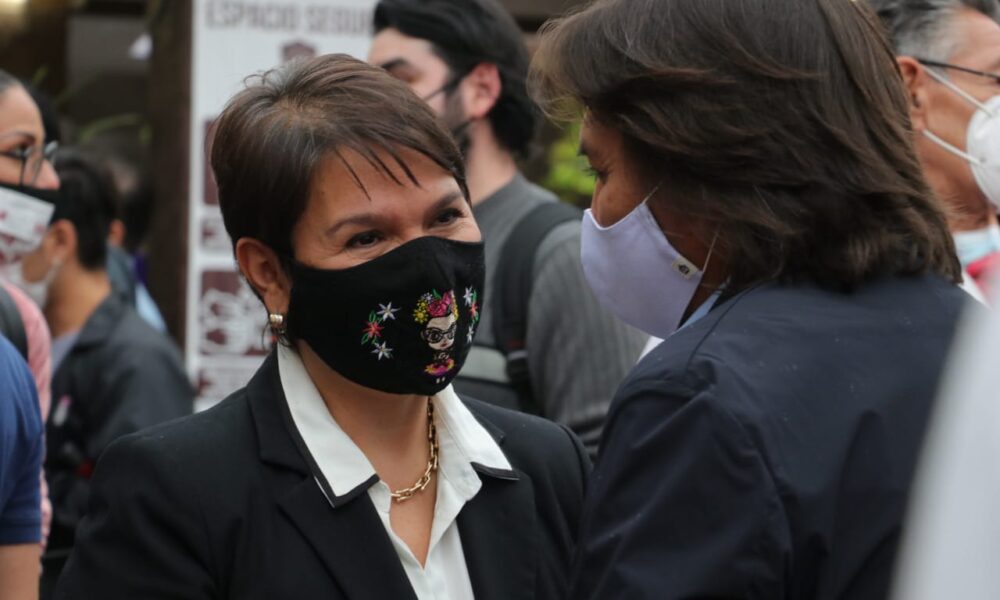 Ivan Pérez Negrón presenta a Julissa Suárez como la propuesta para síndica