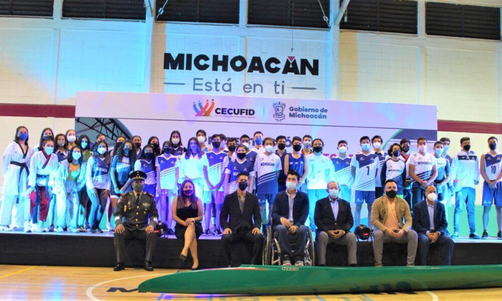  Con pasarela, presentan uniformes de Michoacán para Juegos Conade 2021