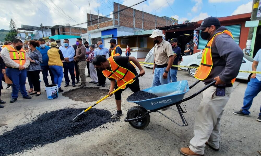  Gobierno de Tarímbaro inicia programa de bacheo en Valle Real