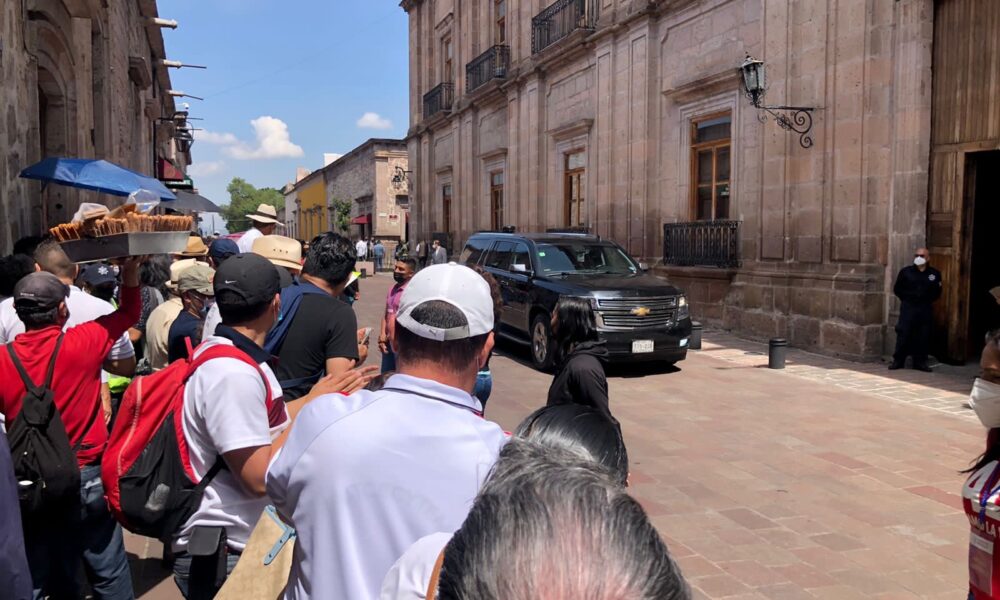  Sindicalizados del CECyTEM se manifiestan en visita de Andrés Manuel a Michoacán