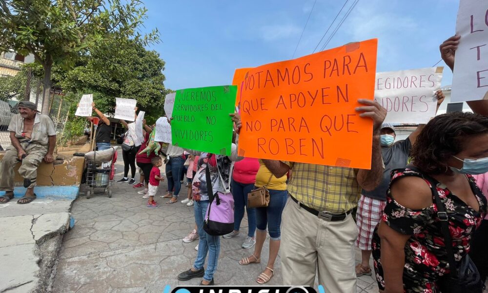  En Apatzingán, se manifiestan contra el incremento en servicios públicos