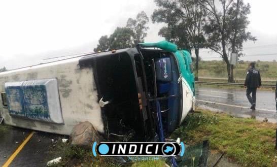  Vuelca autobús de pasajeros en la Morelia-Pátzcuaro; hay varios heridos