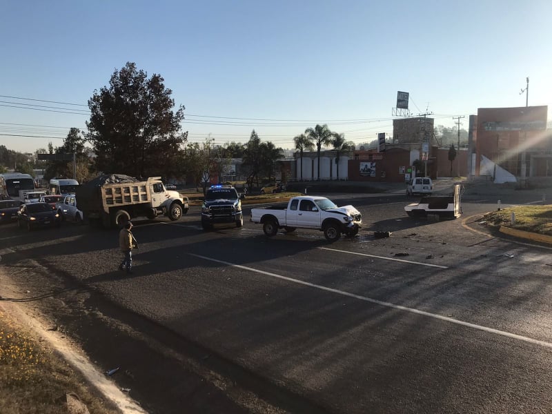 thumbnail MORELIA Se registra choque entre 2 camionetas en la Morelia Patzcuaro 2