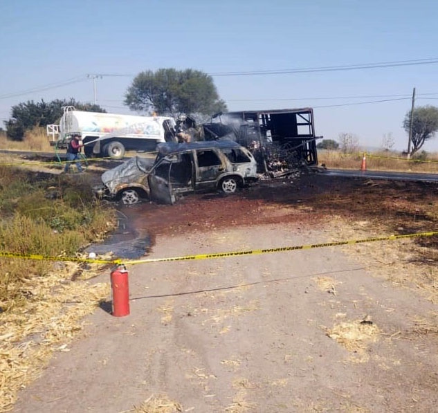 vista hermosa dos vehículos se incendian tras choque hay una persona calcinada 2