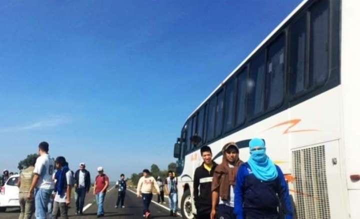  Normalistas de Tiripetío retienen 3 autobuses