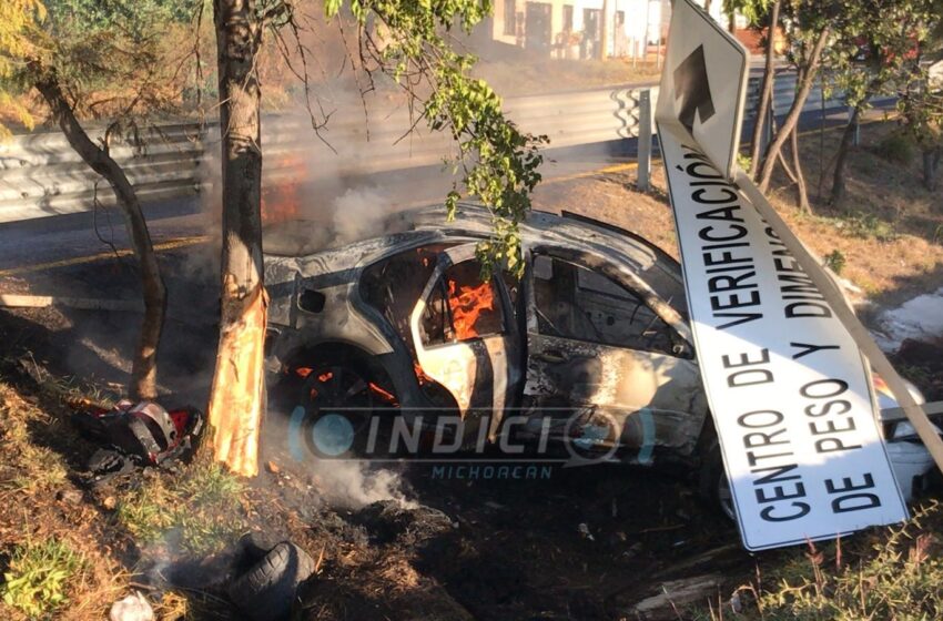  Auto se incendia tras volcar en la Morelia – Pátzcuaro