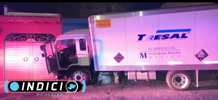  Camión con material peligroso termina estampado en una casa, morelianos molestos exigen seguridad