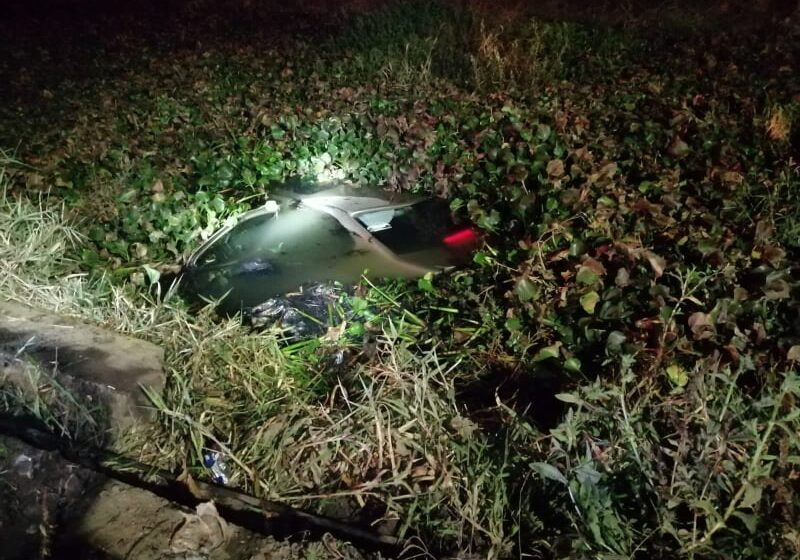  Vehículo cae a un río al poniente de Morelia; hay 3 lesionados